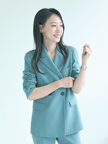 블루 수트를 입은 Black Film clientele 박지혜
